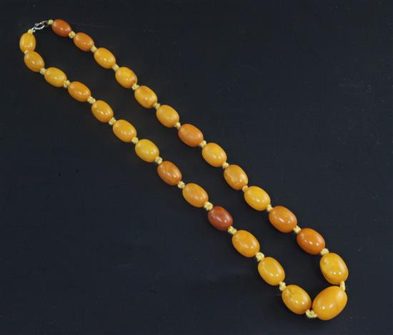 A graduated amber bead necklace, 51cm